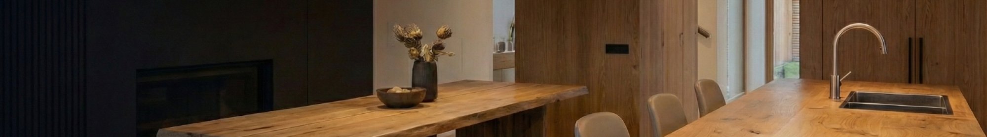 Dębowe blaty w kuchni z naturalnym drewnem